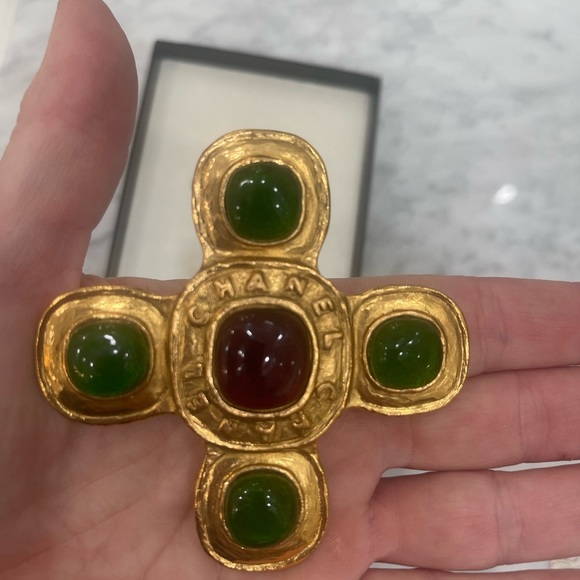 Real deal ALERT RARE circa 1993 Vintage Chanel Maltese Cross pin - Picture 4 of 8